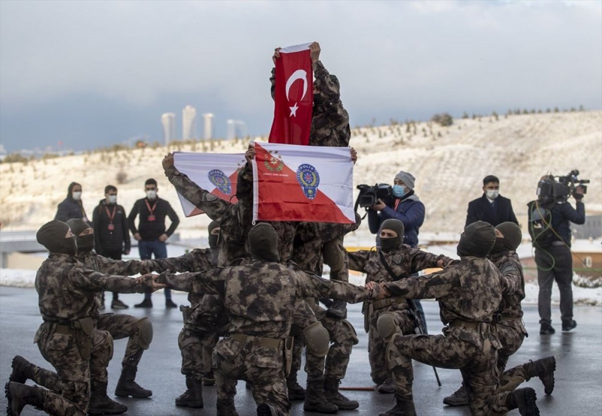 Impressive exercise of female police special operations n.  2