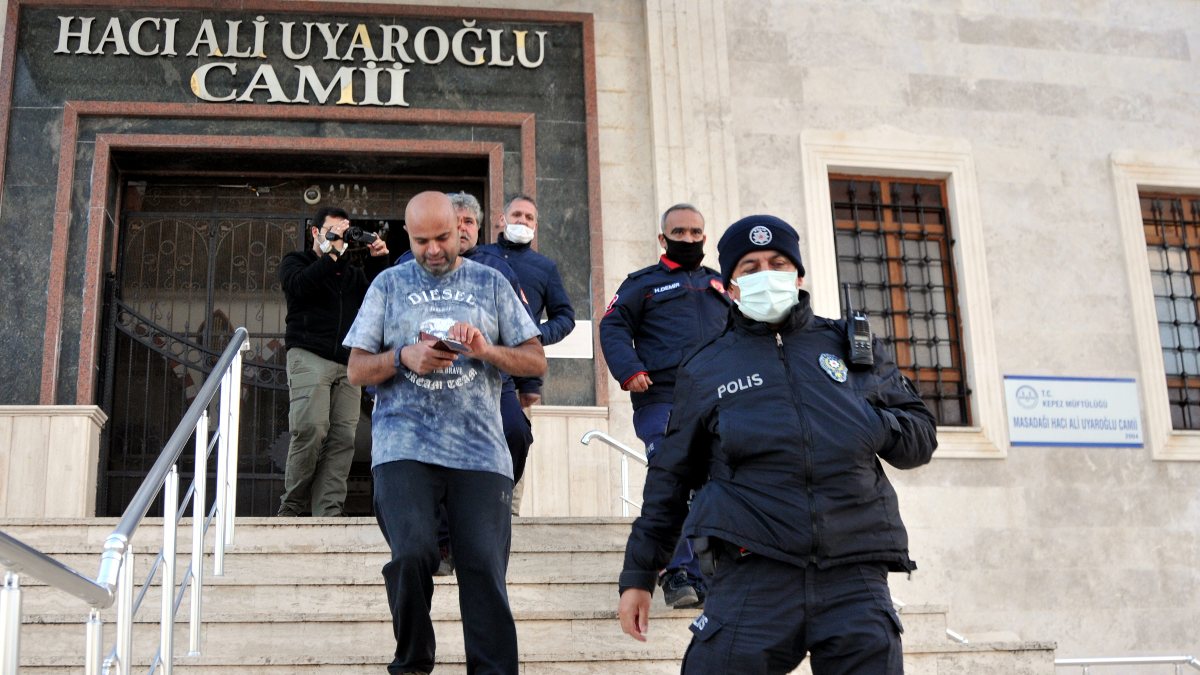 Antalya'da namaz kılmak için girdiği camide mahsur kaldı