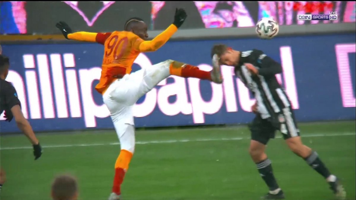 Mbaye Diagne kırmızı kart gördü #1