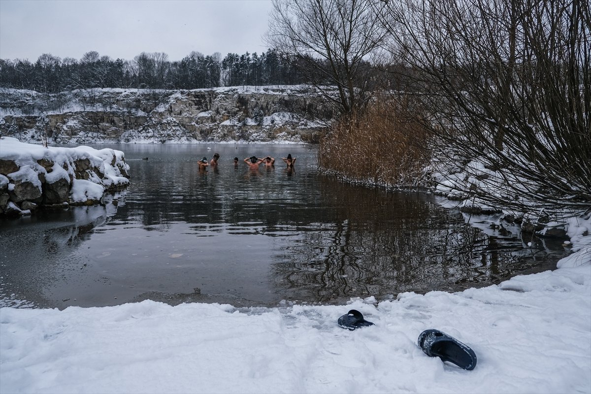 Polonya’da dondurucu soğukta suya girdiler #7
