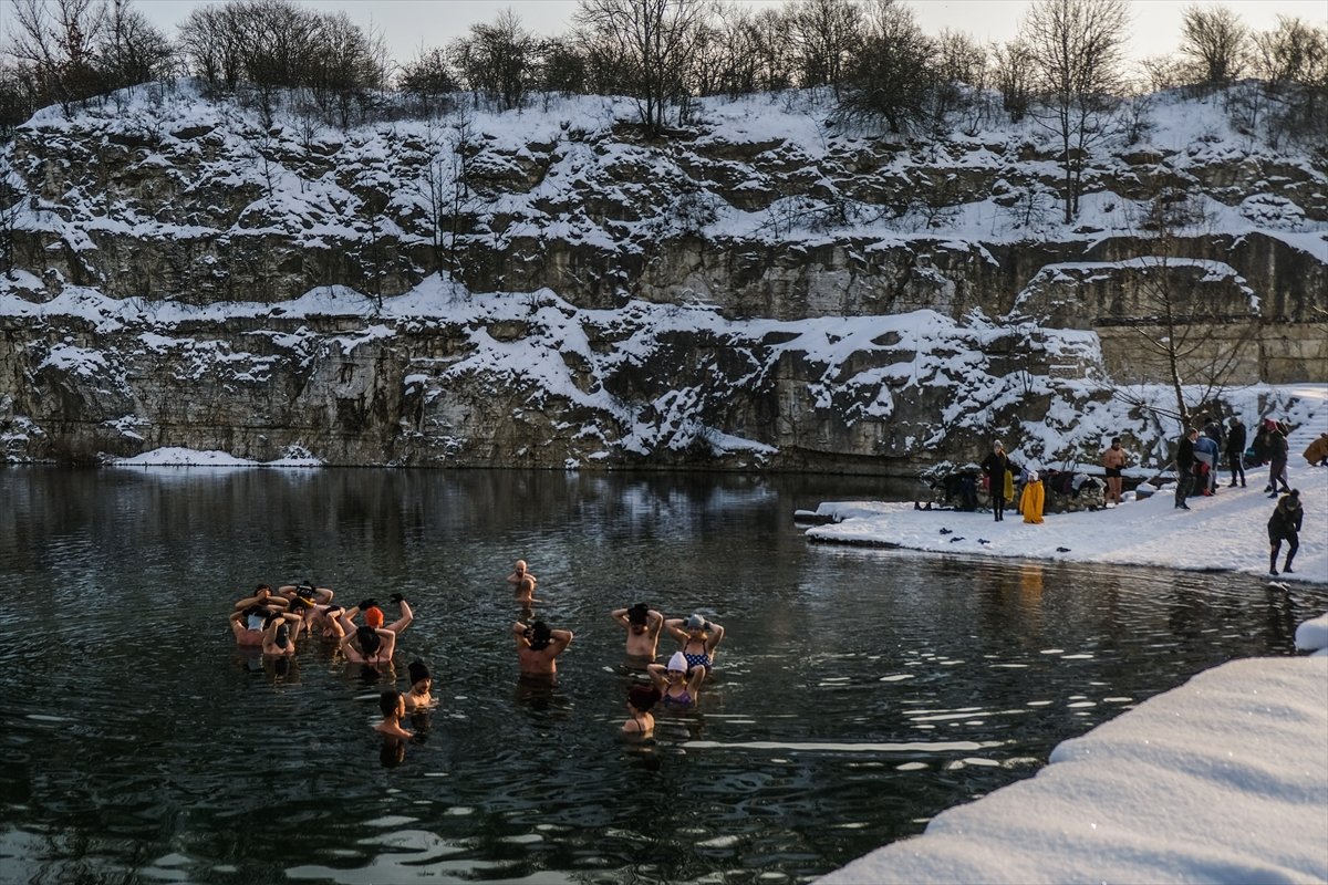 Polonya’da dondurucu soğukta suya girdiler #5