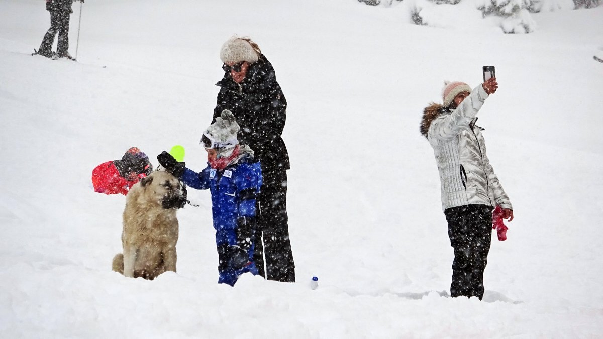 Uludağ’da kar kalınlığı 1 metreye çıktı, pistler şenlendi  #1
