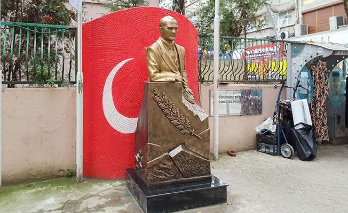 CHP li İzmit Belediyesi nden Atatürk e benzemeyen heykel #3