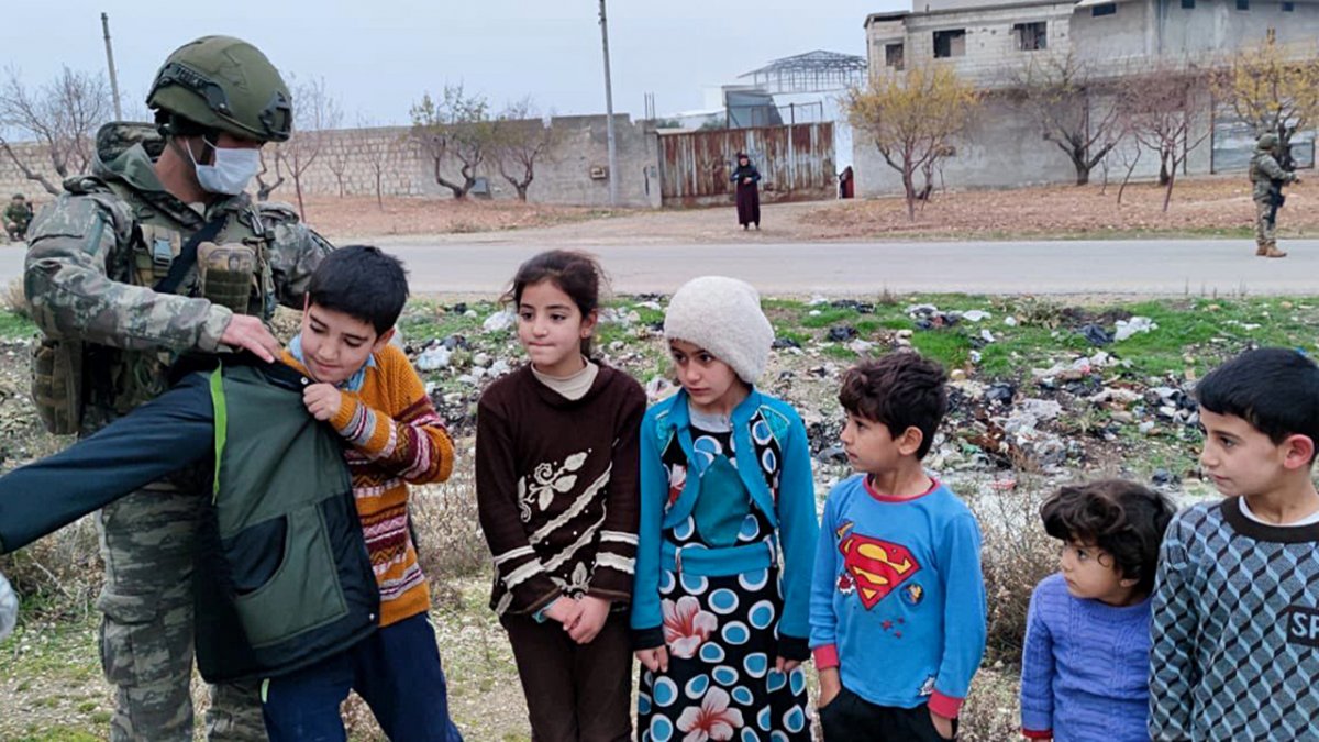 Mehmetçik ten Suriye de ihtiyaç sahiplerine kıyafet ve gıda yardımı #2