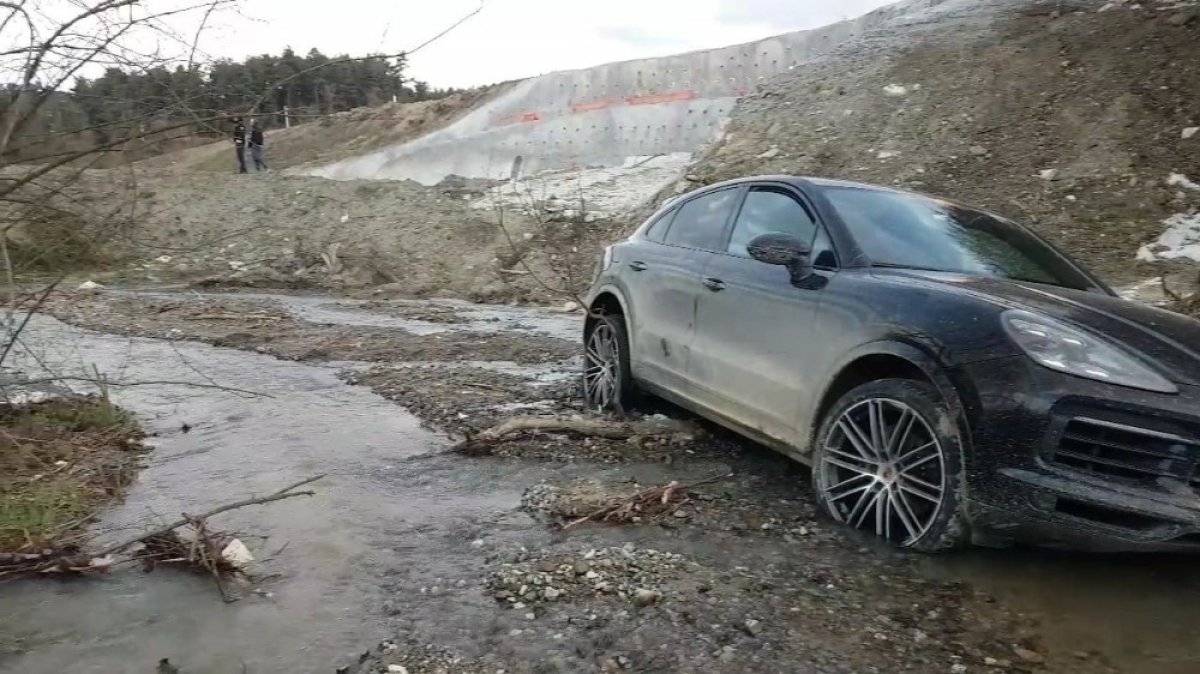 Emrecan Sabancı's luxury jeep stuck in the creek bed # 2