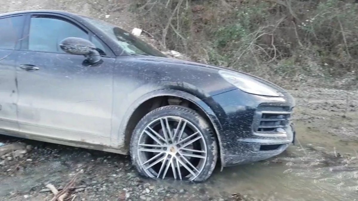 Emrecan Sabancı's luxury jeep stuck in the riverbed # 1