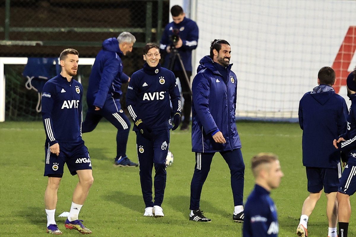 Mesut Özil birinci idmanına çıktı 6 l 4454