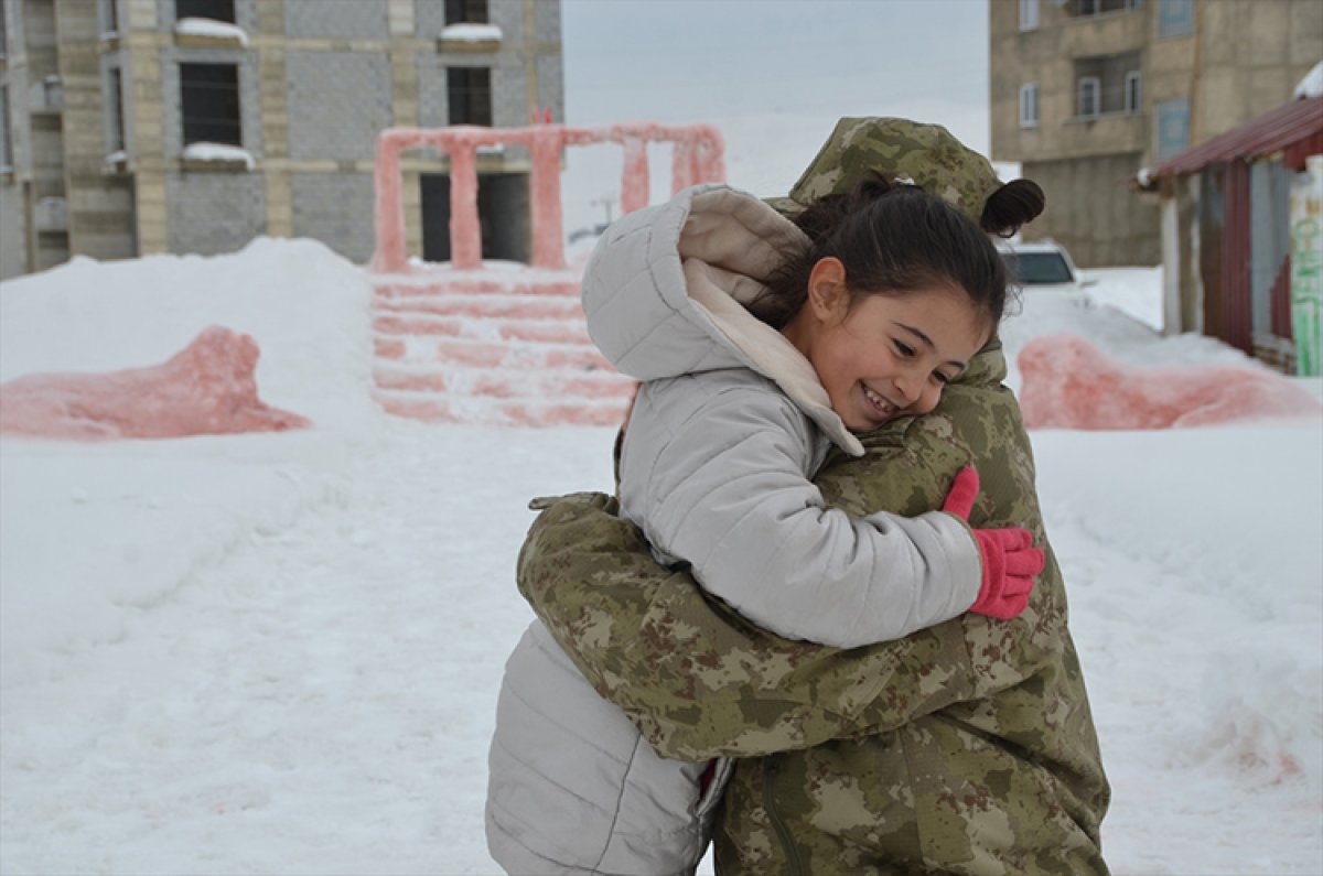 Hulusi Akar, kardan Anıtkabir yapan Hakkarili aileyi Ankara ya davet etti #4