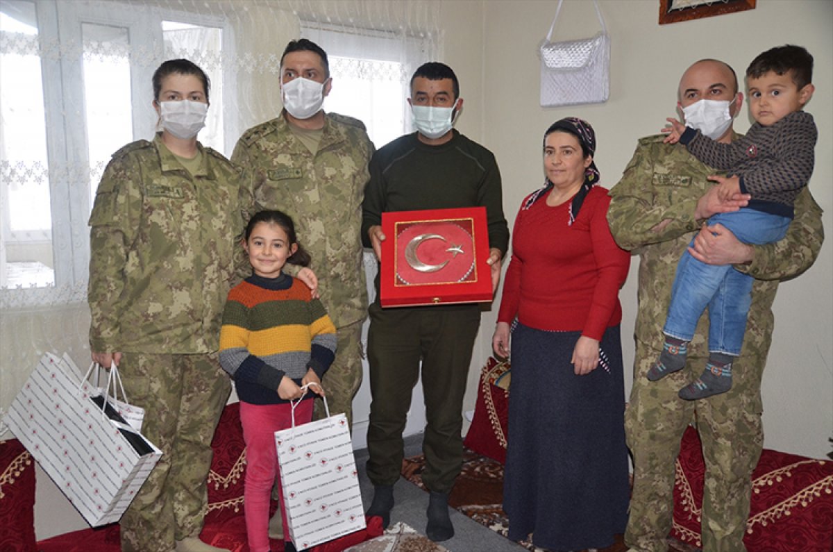 Hulusi Akar, kardan Anıtkabir yapan Hakkarili aileyi Ankara ya davet etti #3