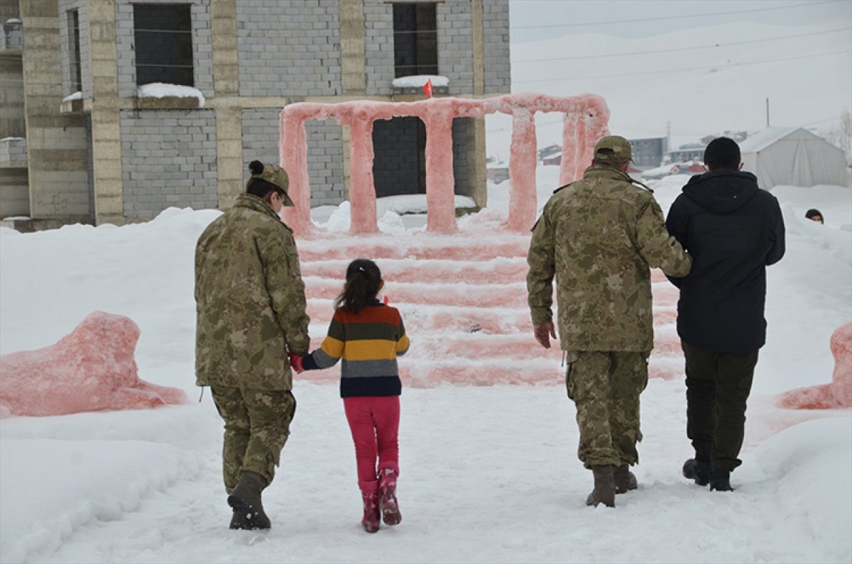 Hulusi Akar, kardan Anıtkabir yapan Hakkarili aileyi Ankara ya davet etti #2