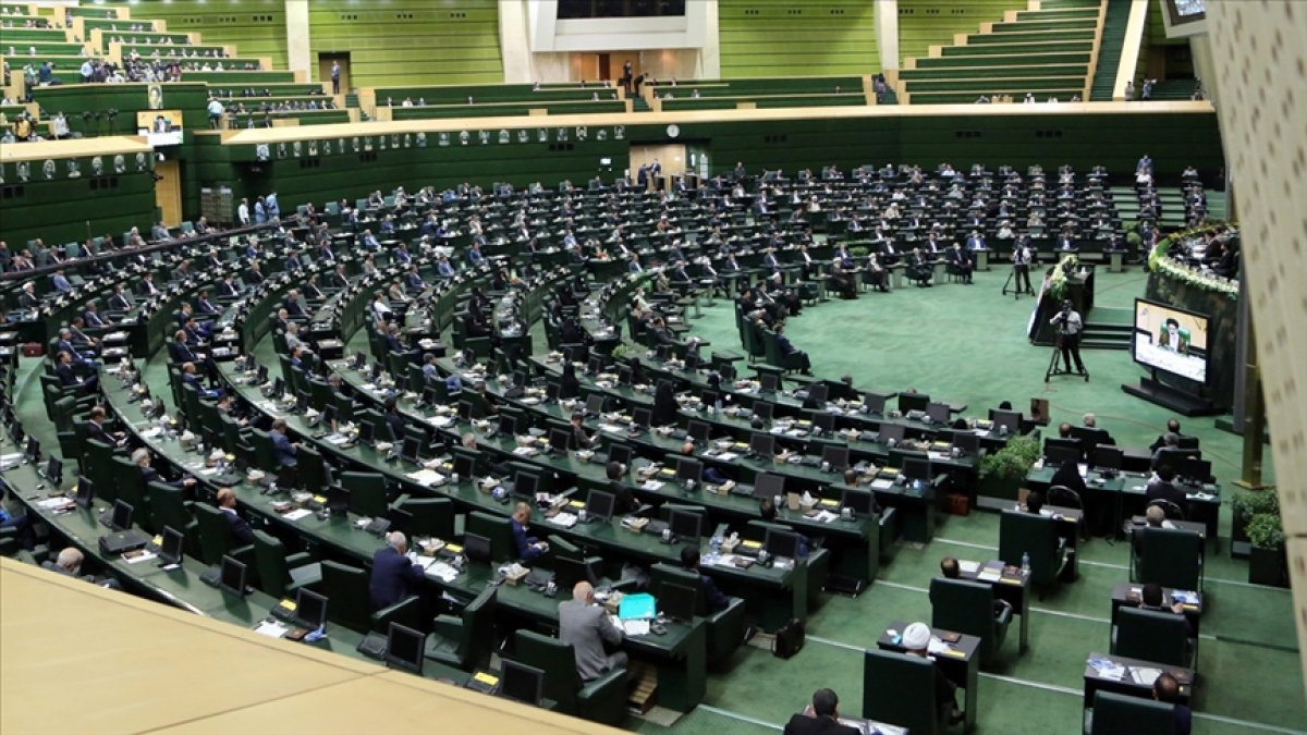 İran'da Meclis ile Manevî hükümeti ortasında bütçe sorunu yaşanıyor 1 iran meclisi 8471