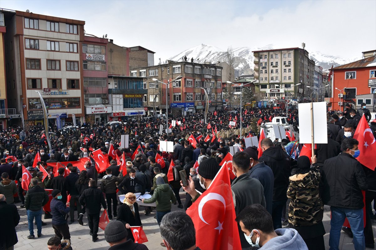 Hakkarililer, Gara da 13 Türk vatandaşının şehit edilmesine tepki gösterdi #3