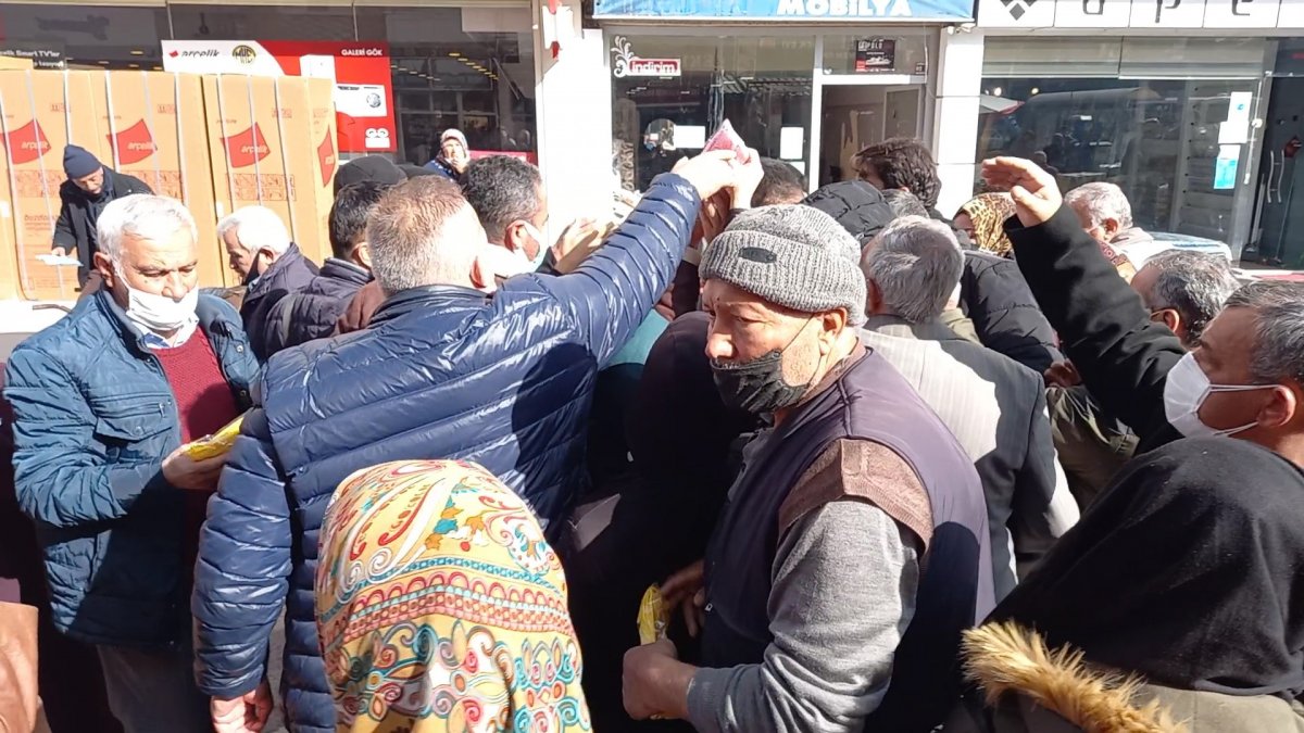 Kırıkkale de ücretsiz maske izdihamı yaşandı #3