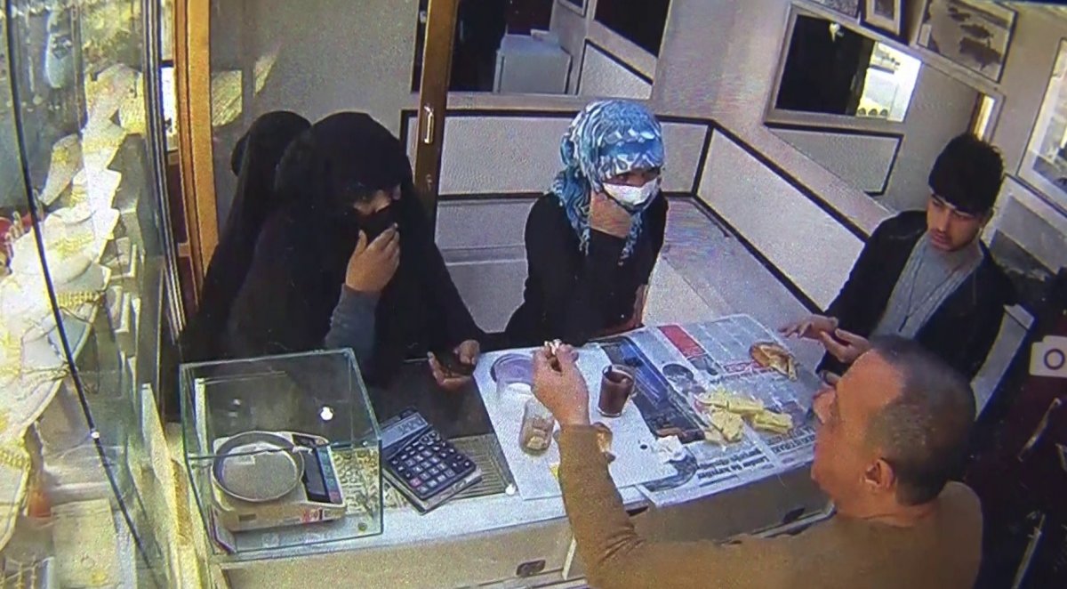 Antalya da kuyumcudan 80 bin TL değerinde altın bileklik çaldılar #2