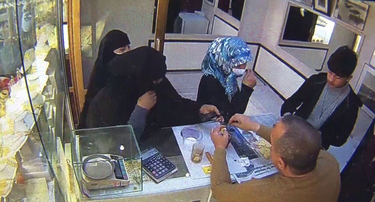 Antalya da kuyumcudan 80 bin TL değerinde altın bileklik çaldılar #1
