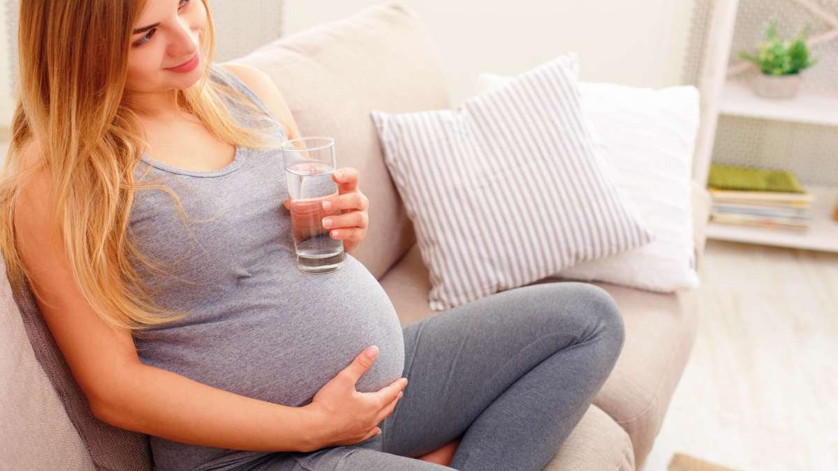 drinking-water-prevents-miscarriage-kimdeyir