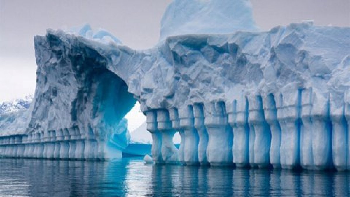 A break occurs in 1270 km of ice in Antarctica # 5