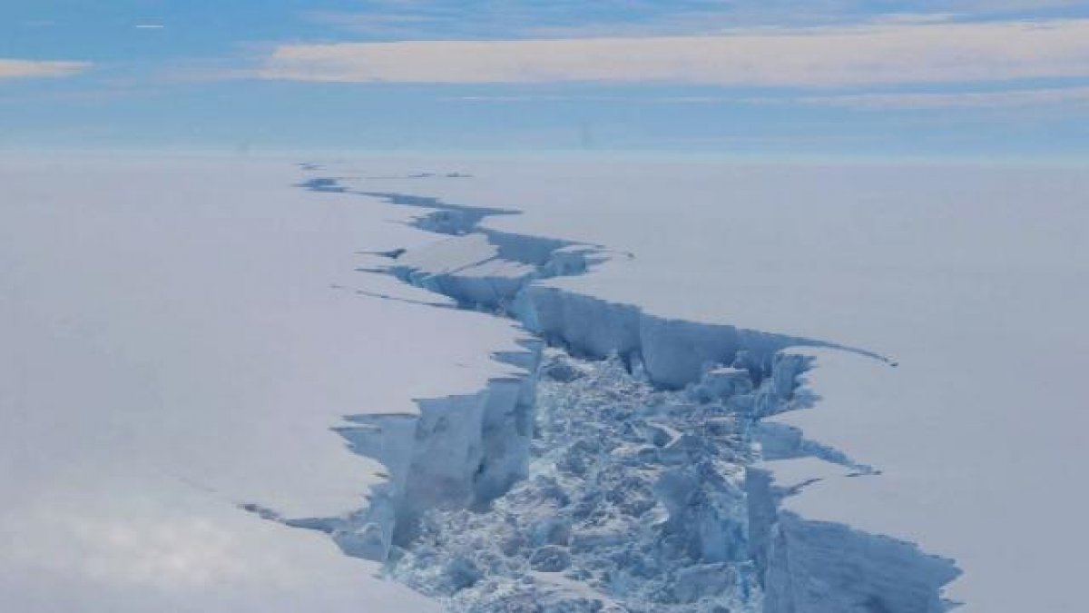 There was a break in 1270 km of ice in Antarctica # 1