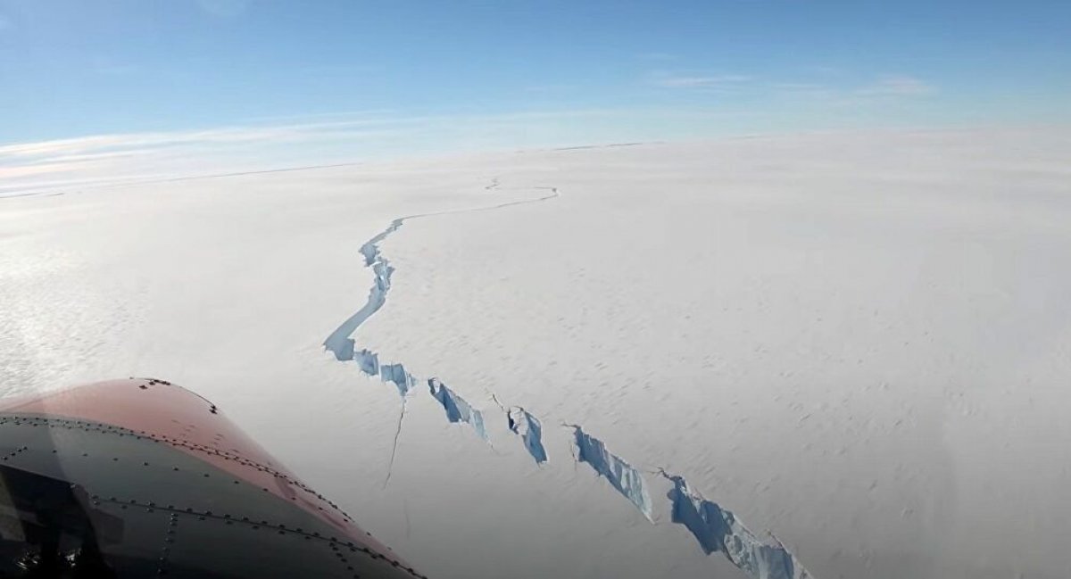 A break occurs in 1270km of ice in Antarctica # 3