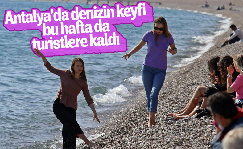 Antalya'da kısıtlamadan muaf turistlerin deniz keyfi