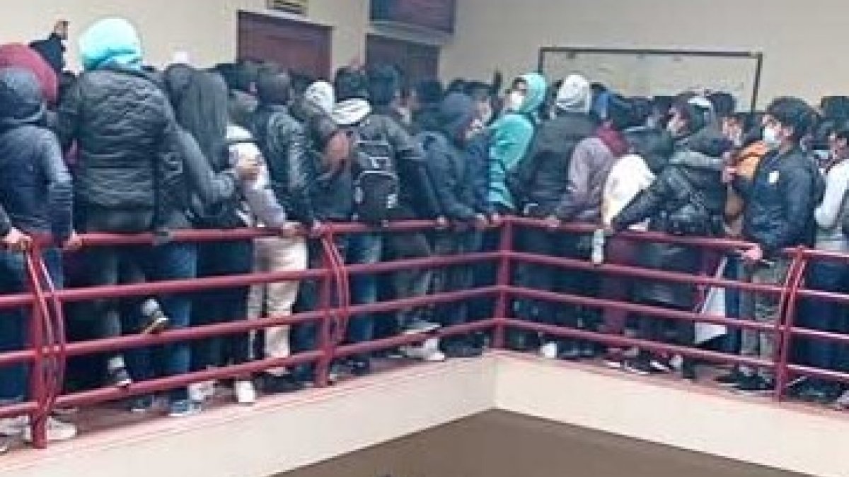 Railings broken in university fight in Bolivia: 7 dead