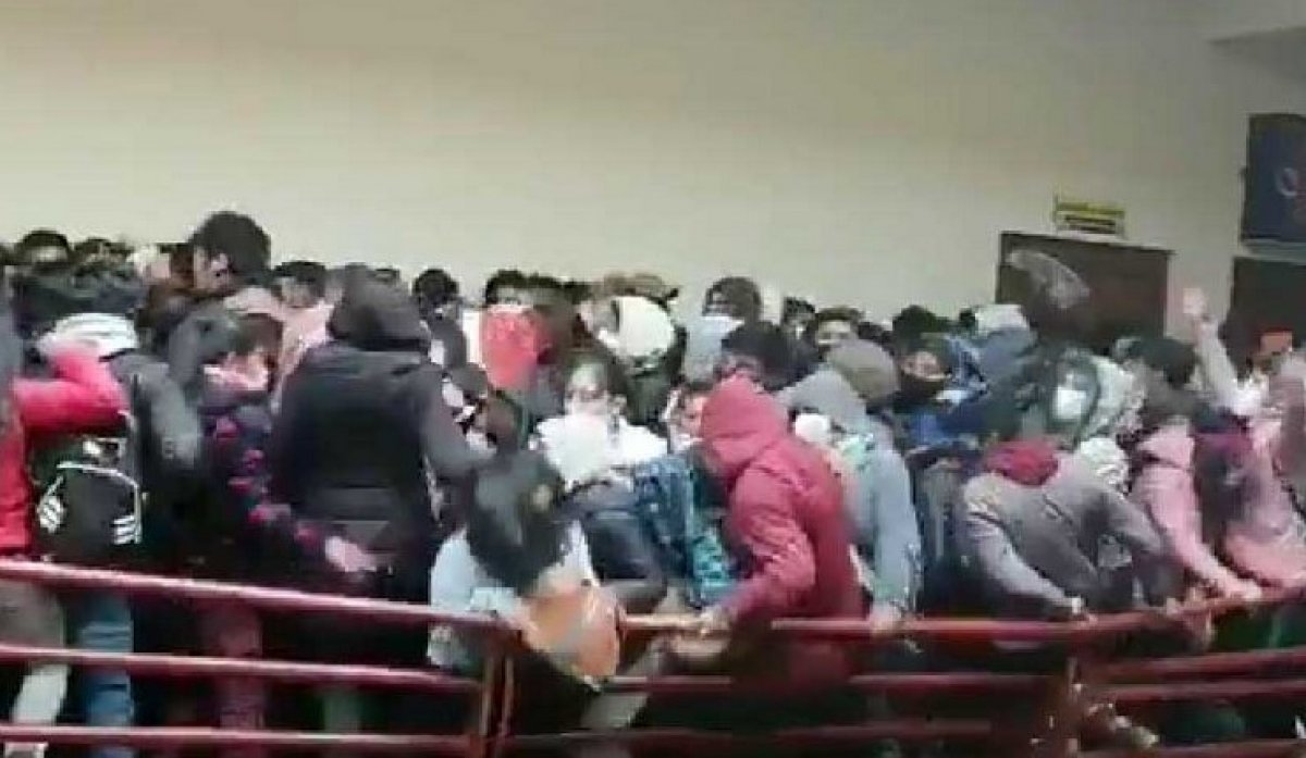 Railings broken in college fight in Bolivia: 7 dead #1