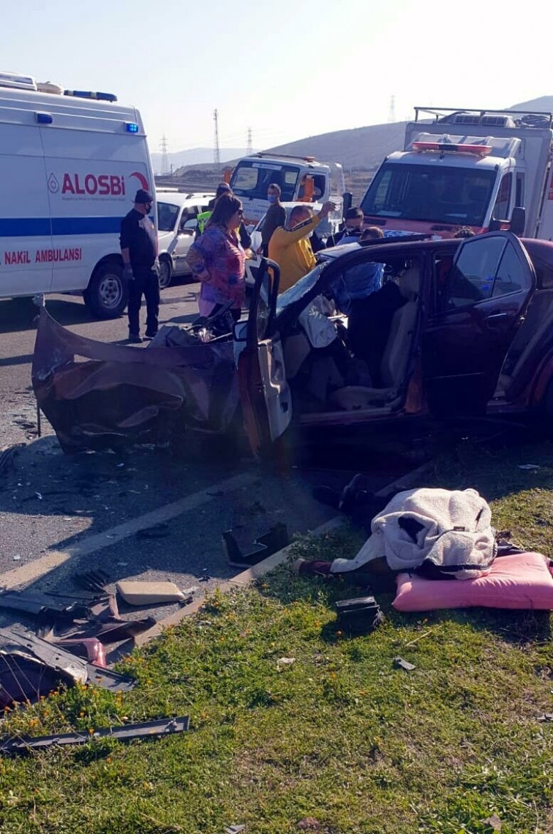 İzmir de üç araç kazaya karıştı: 2 ölü, 4 yaralı #3