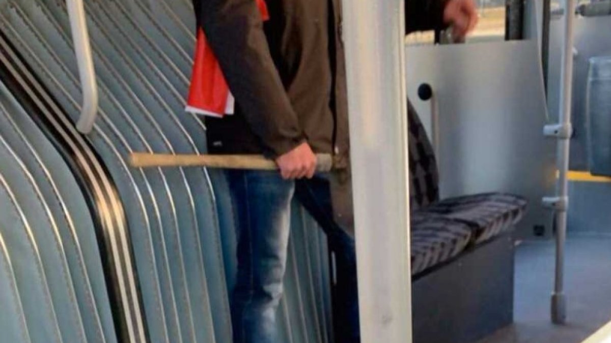 A person with an ax on a bus in Sweden threatened Muslims