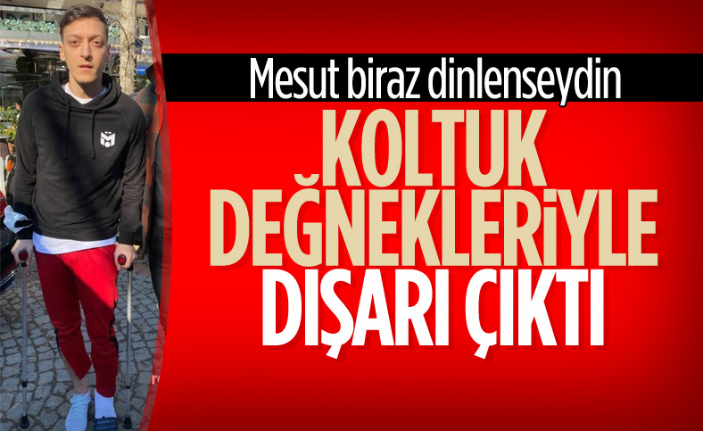 Mesut Özil, koltuk değnekleriyle dışarı çıktı