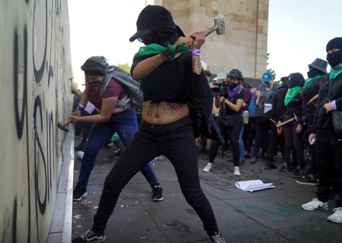 During the March 8 march in Mexico, 15 policewomen and 19 people were injured #1