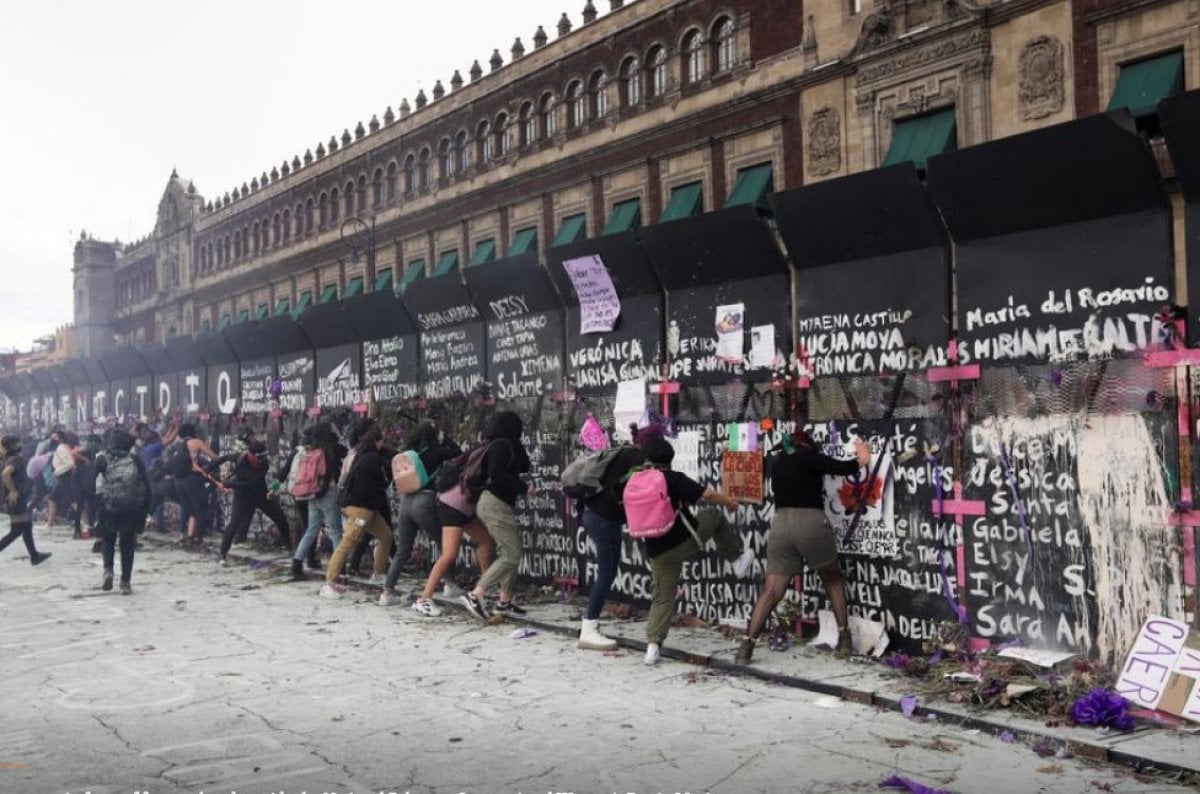 During the March 8 march in Mexico, 15 policewomen and 19 people were injured #3