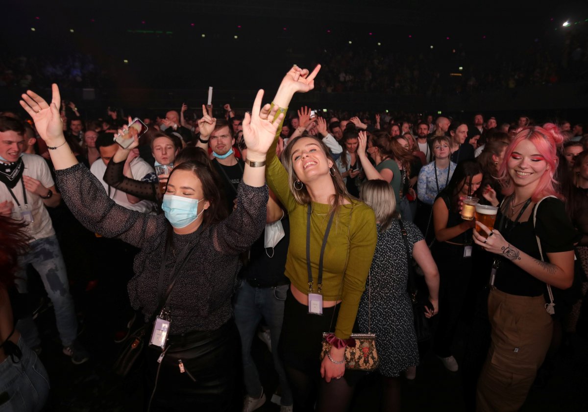 Corona experiment with 1,300 people in a nightclub in the Netherlands #9