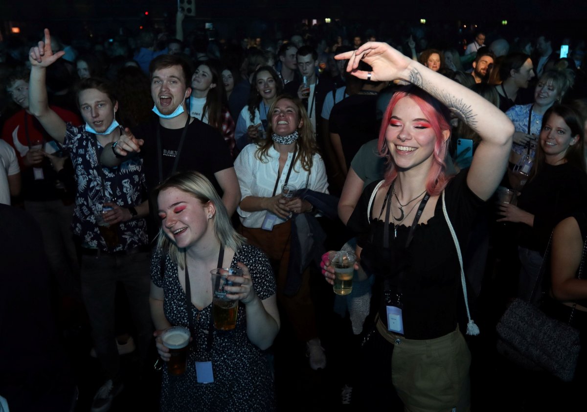 Corona experiment with 1,300 people in a nightclub in the Netherlands #1