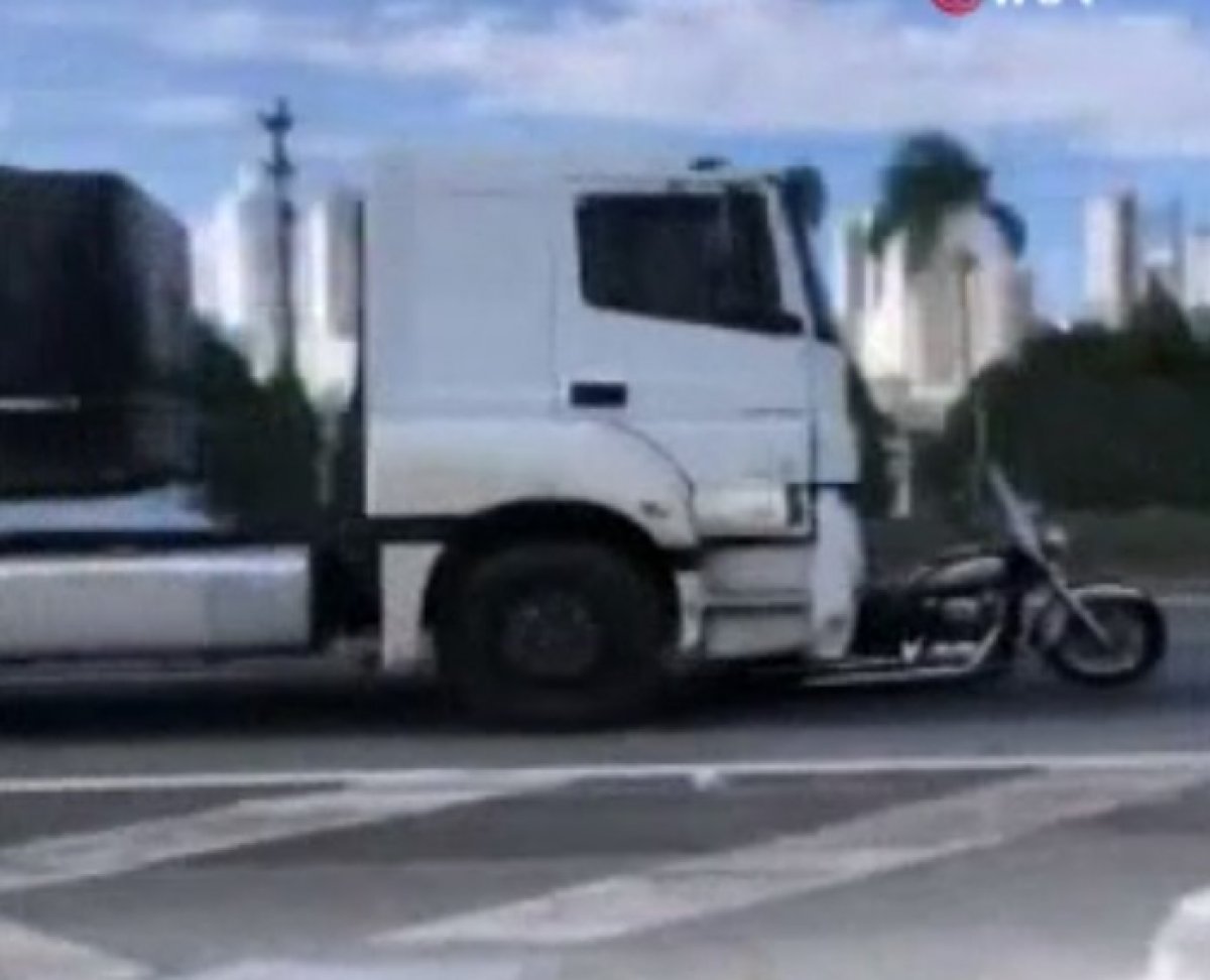 A man in Brazil killed his wife and left the runaway truck #1