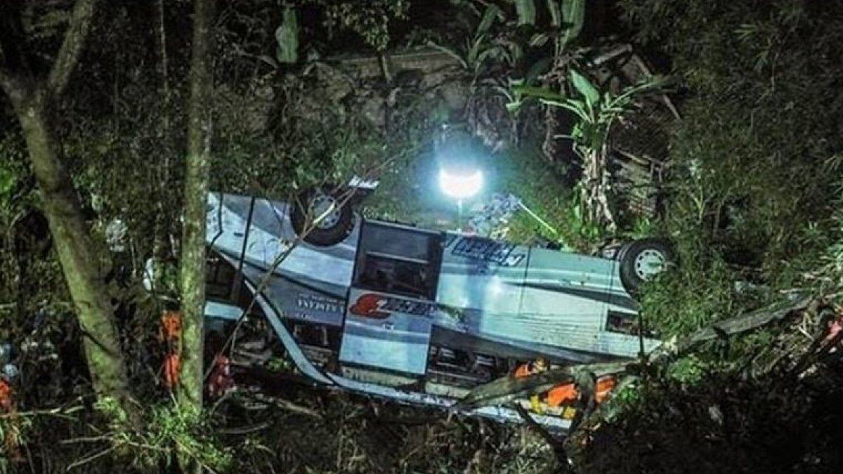 Bus carrying students crashed in Indonesia: 27 dead, 39 injured