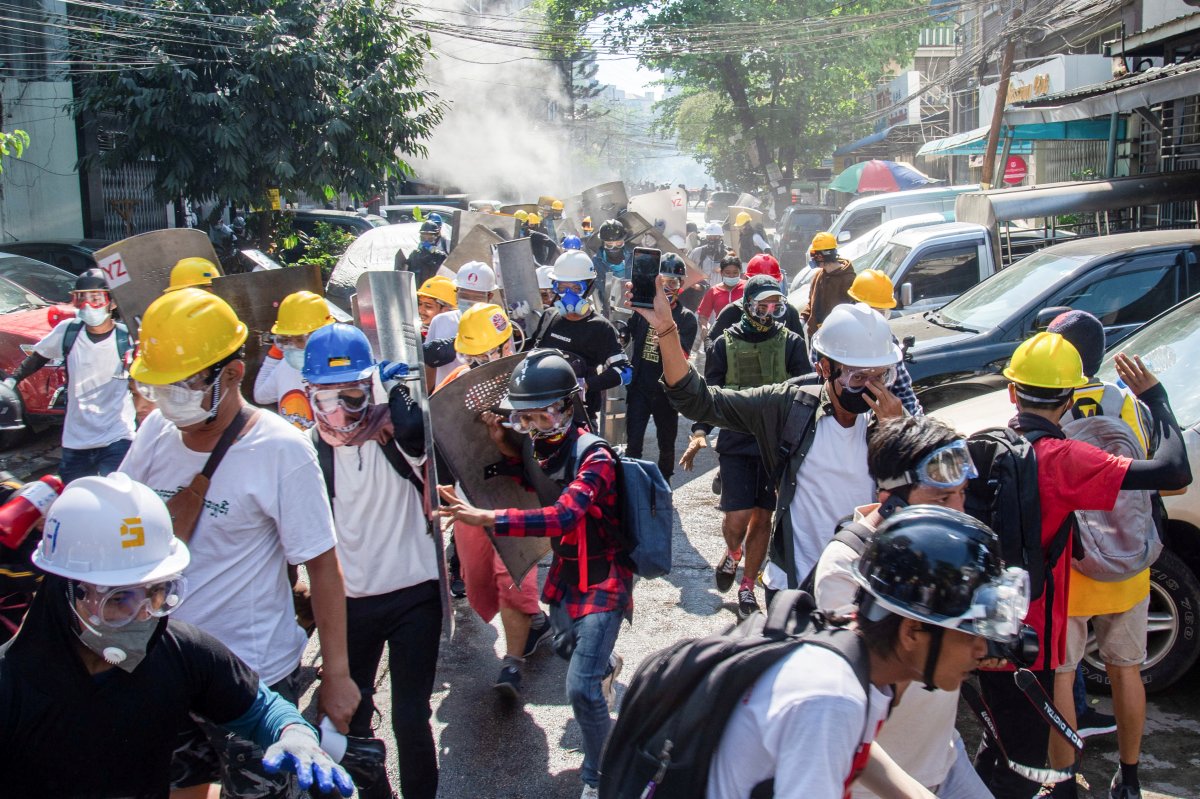 Security forces in Myanmar expel striking railway workers from their homes #7