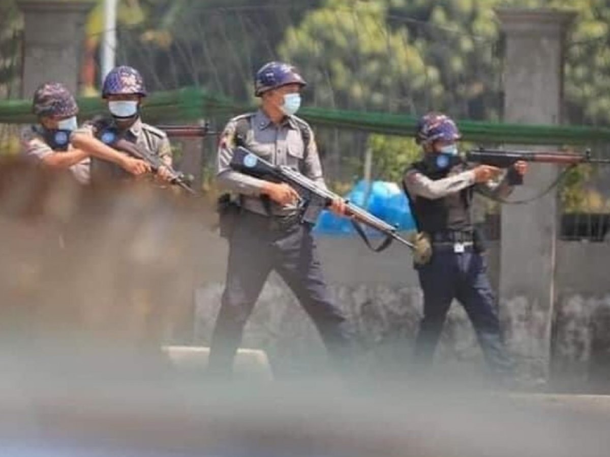Security forces in Myanmar expel striking railway workers from their homes #9
