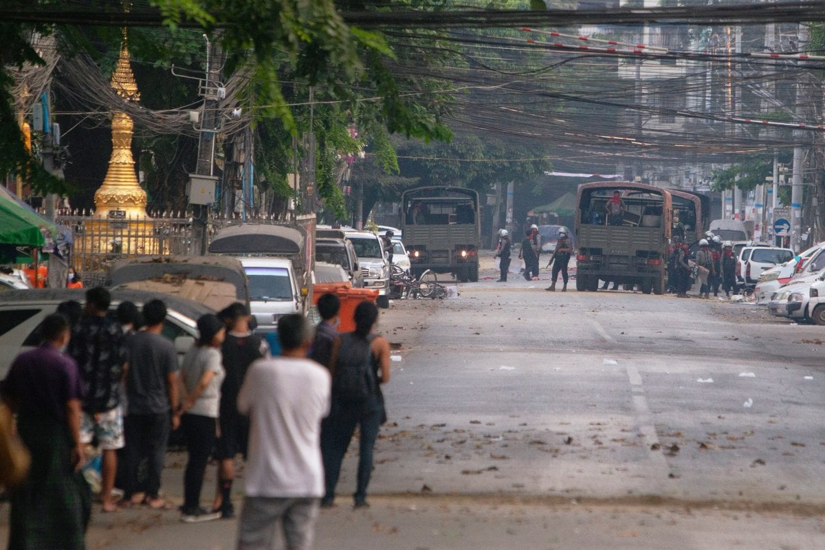 Security forces in Myanmar expel striking railway workers from their homes #3