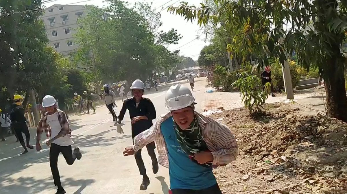 Security forces in Myanmar expel striking railway workers from their homes #8