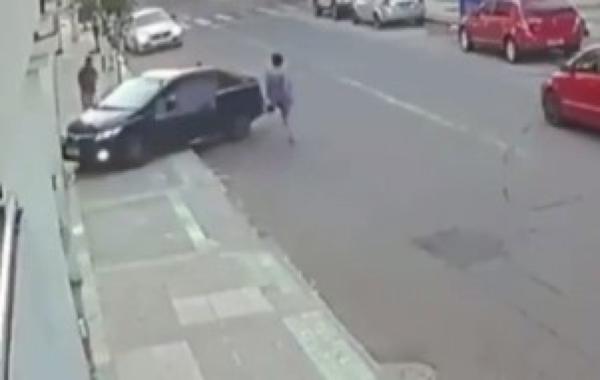 A man in Brazil crushed the thief who stole his girlfriend's phone with his car #2