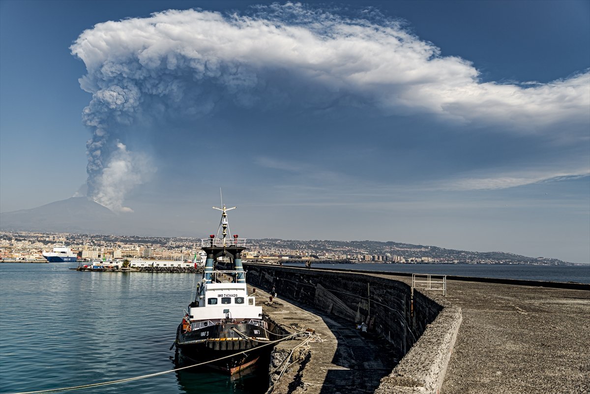 Etna Volcano spews lava again in Italy #10