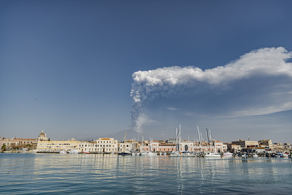 Volcano Etna spews lava again in Italy #8