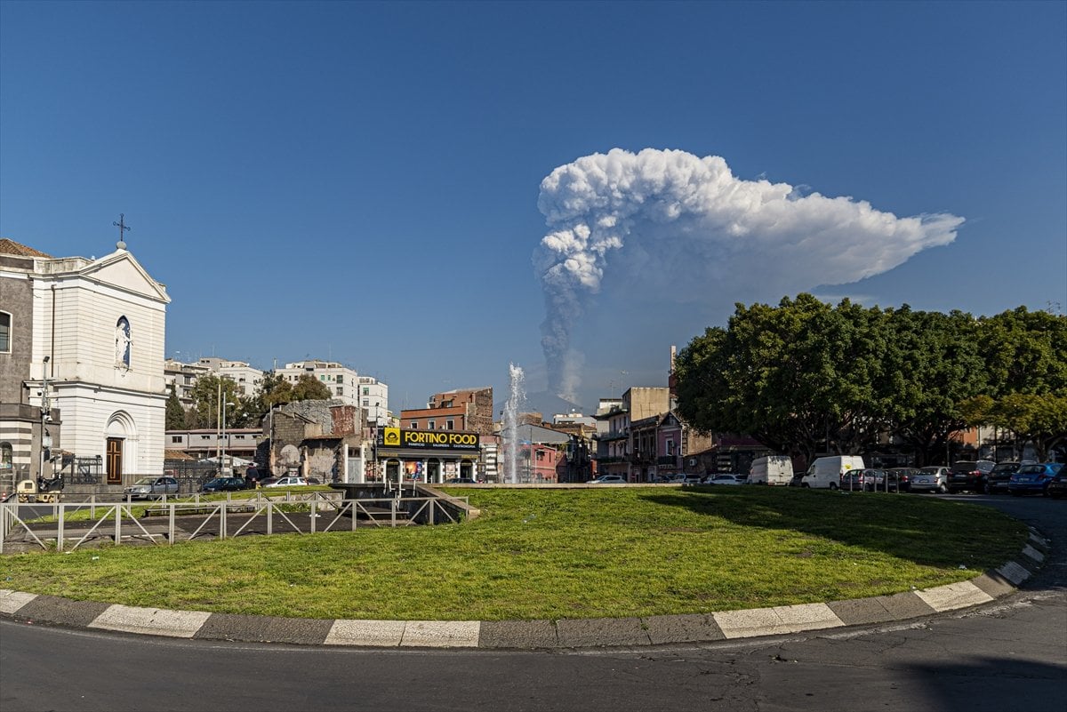 Volcano Etna spews lava again in Italy #9
