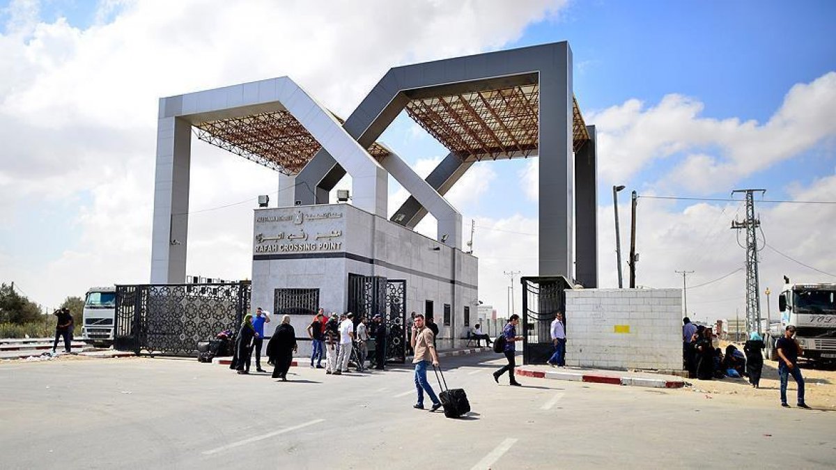 Palestinian families protest in front of the Rafah Border Crossing
