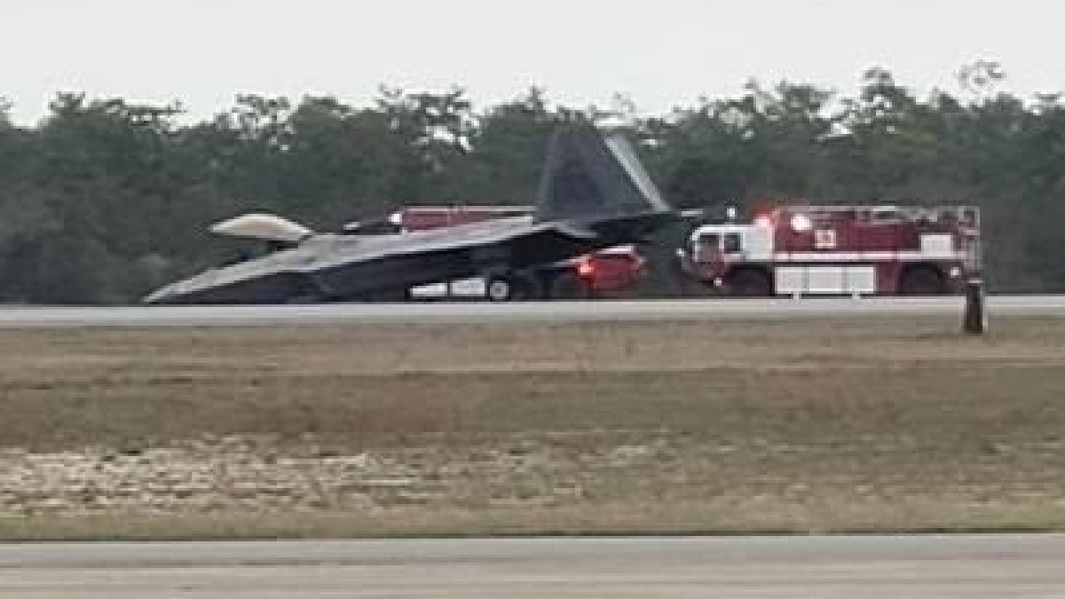 F22 fighter jet makes an emergency nose-down landing in the USA