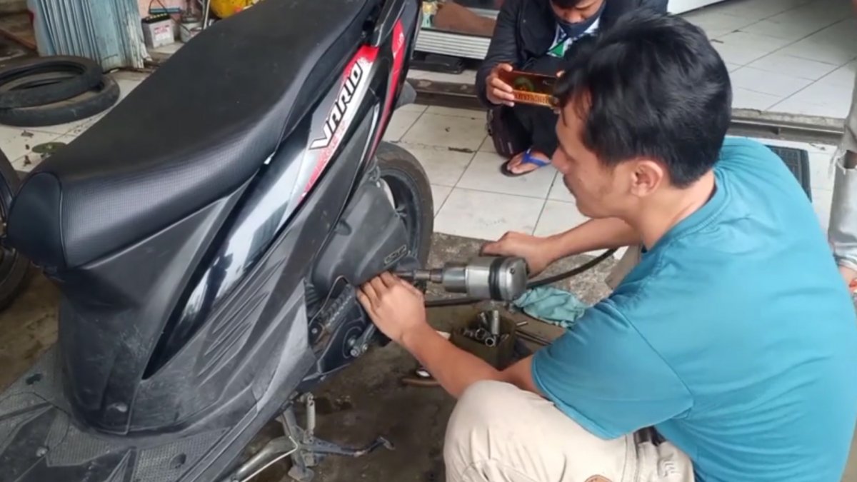 Blind motorcycle mechanic #1 in Indonesia