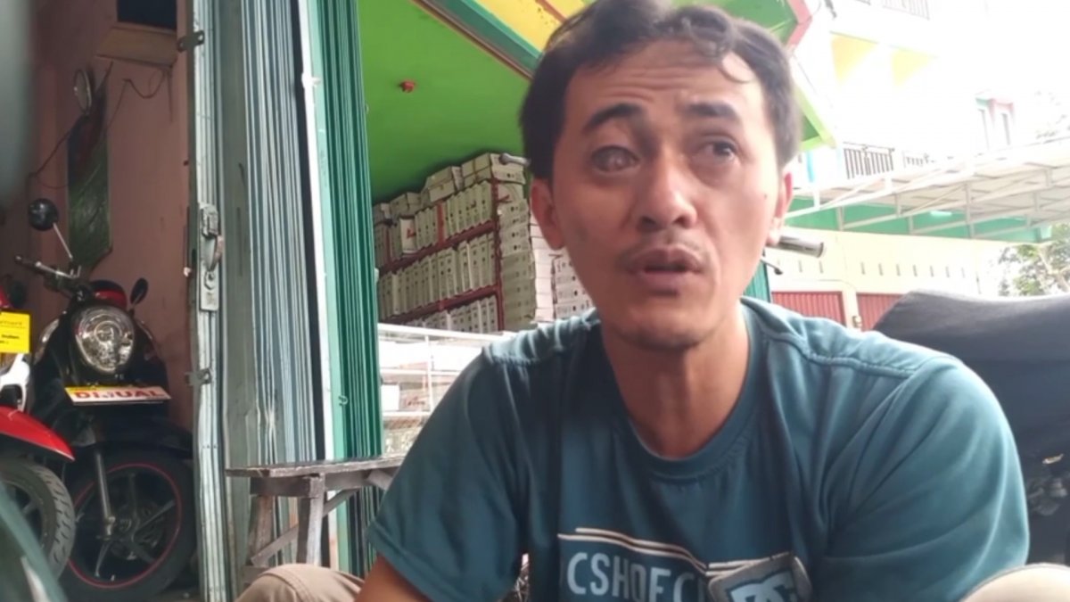Blind motorcycle mechanic in Indonesia #3