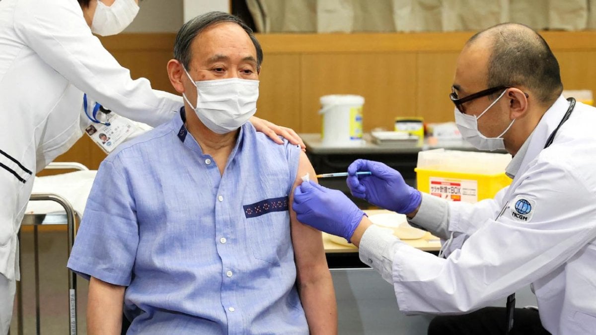 Japanese Prime Minister Suga Yoshihide vaccinated against coronavirus