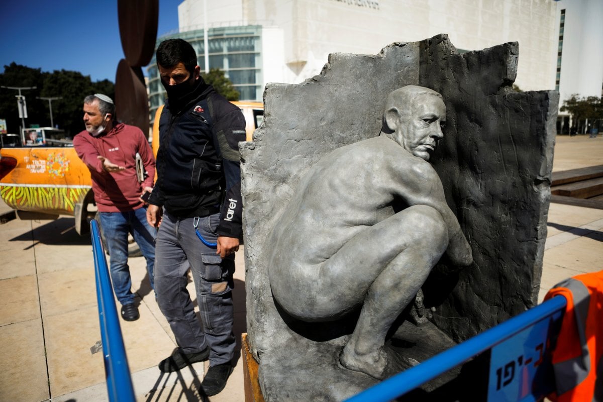 Nude Netanyahu statue alarmed in Israel #7