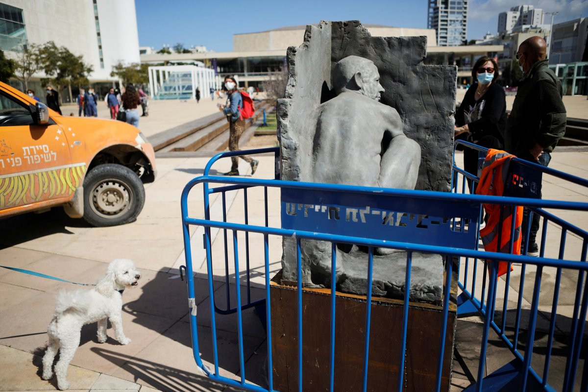 Nude Netanyahu statue alarmed in Israel #6